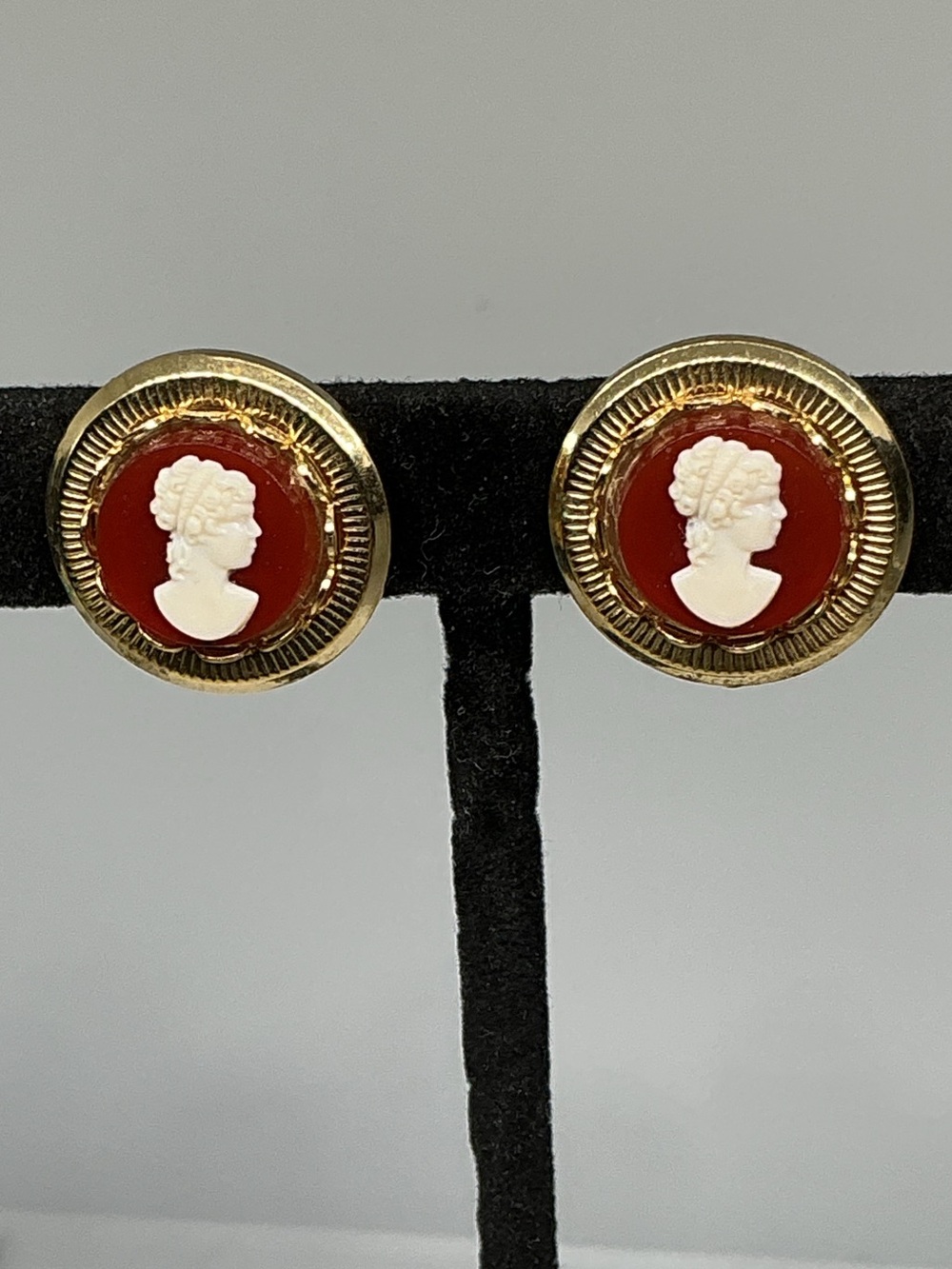 VTG Cameo Screw Back Earrings Gold Tone